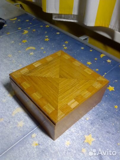 Шкатулка с орнаментом маркетри