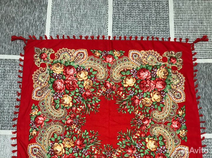 Платок красный 88*92см