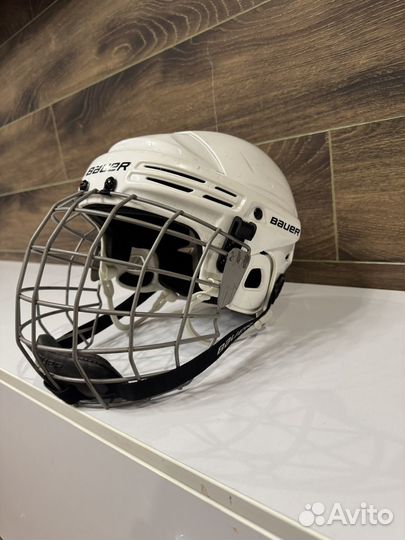 Хоккейный шлем
