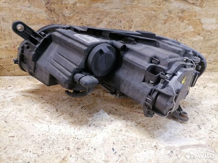 Фара ксенон правая Volkswagen Passat B7