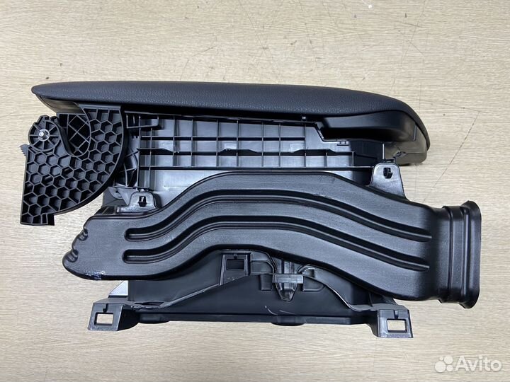 Подлокотник GR-Sport Toyota Camry 75