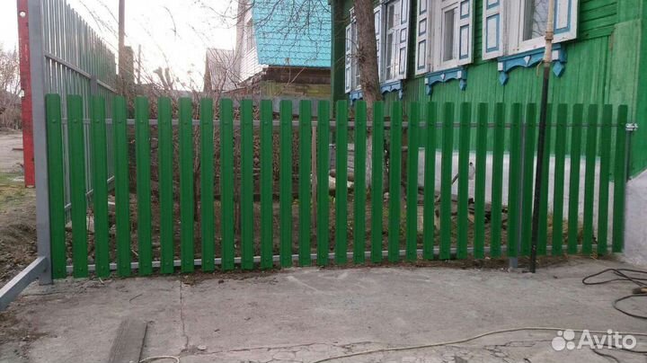 Забор из евроштакетника