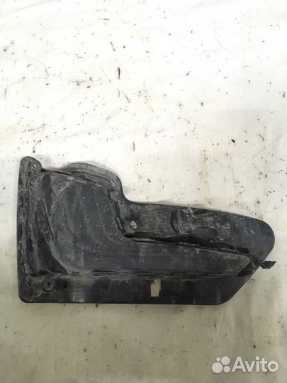 Рамка противотуманной фары задняя правая Kia Rio 3