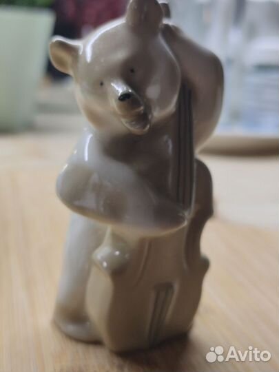 Статуэтка форфоровая Мишка с контрабасом