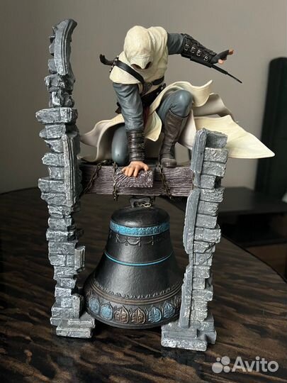 Фигурка Assassins альтаир на колоколе