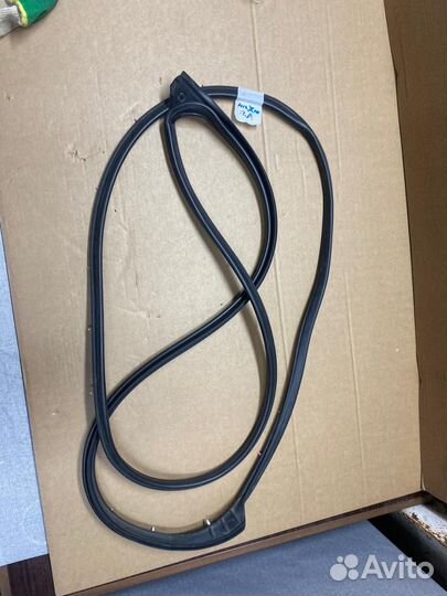 Уплотнитель передней левой двери Hilux 7 Рест