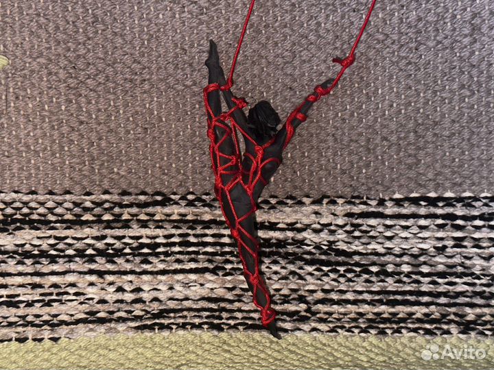Фигурка на шпагате девушка шибари подвеска в авто