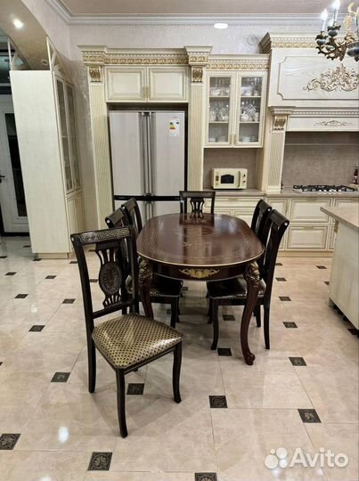 Обеденный стол и стулья