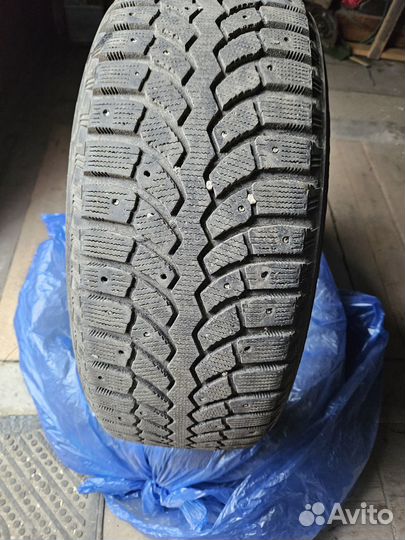 Bridgestone Blizzak Spike-01 215/55 R17