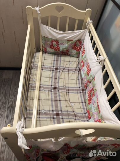 Детская кроватка с маятником