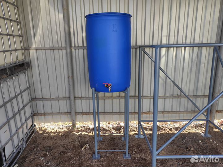 Бочка с краном для капельного полива растений