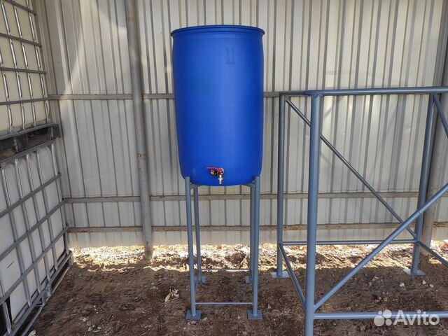 Бочка с краном для капельного полива растений