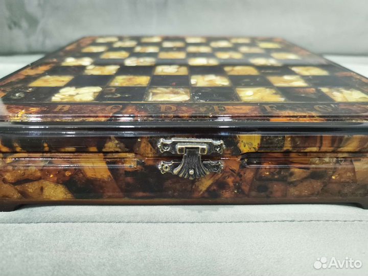 Шахматы из янтаря