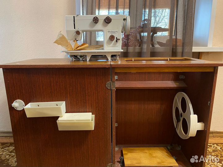 Швейная машинка чайка 143