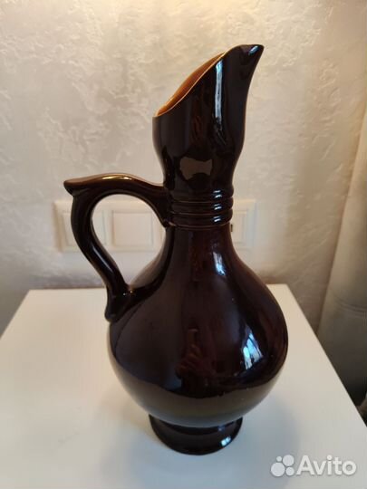 Глиняный кувшин для вина