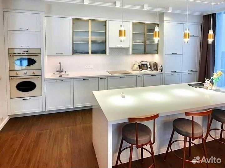 Кухонный гарнитур с каменным островом