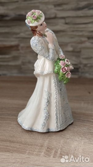 Фигурка девушка с букетом