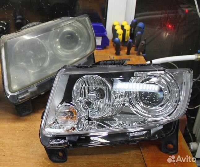 Стекло Левой фары Jeep Гранд Чероки WK2 дорестайл