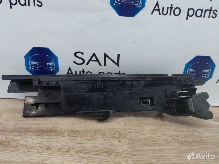 Кронштейн радиатора правый Bmw X5 Рест E70 рест