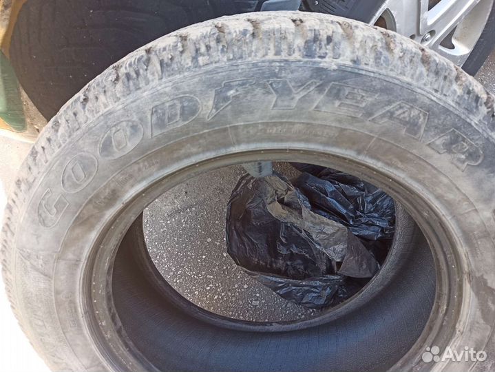 Goodyear UltraGrip 500 225/65 R17 102T