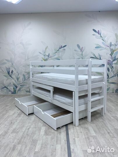 Кровать детская двухъярусная невысокая деревянная