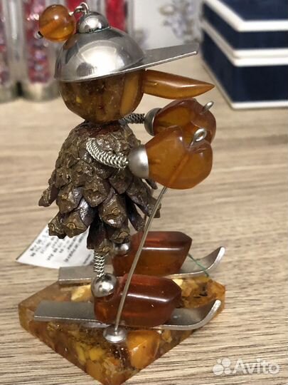 Фигурка из янтаря СССР лыжник
