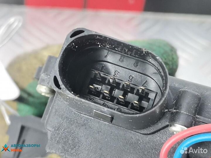 Замок двери передней левой Volkswagen Passat B5