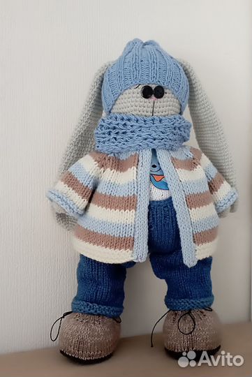 Вязаная игрушка ручной работы заяц
