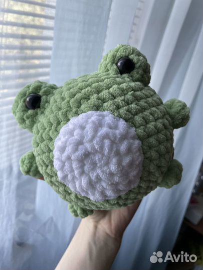 Вязаная игрушка лягушка