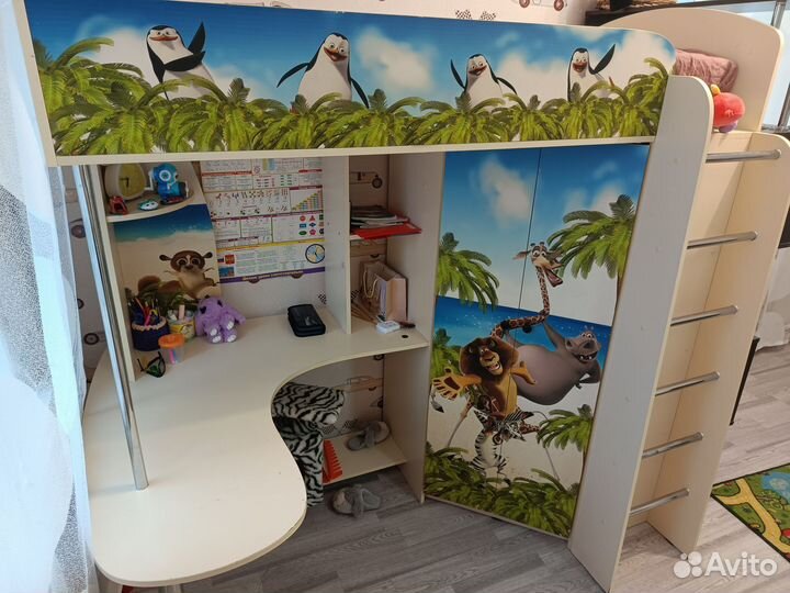 Детская кровать чердак со столом и шкафом