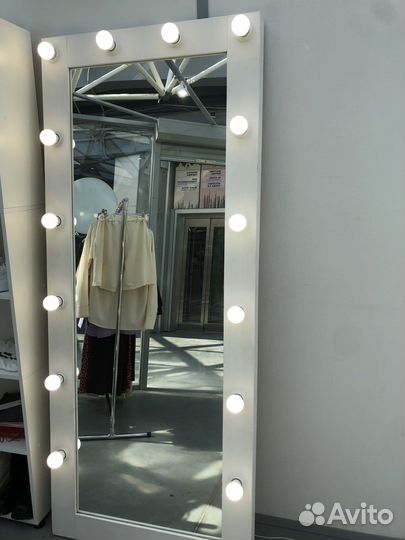 Гримерное зеркало с лампочками