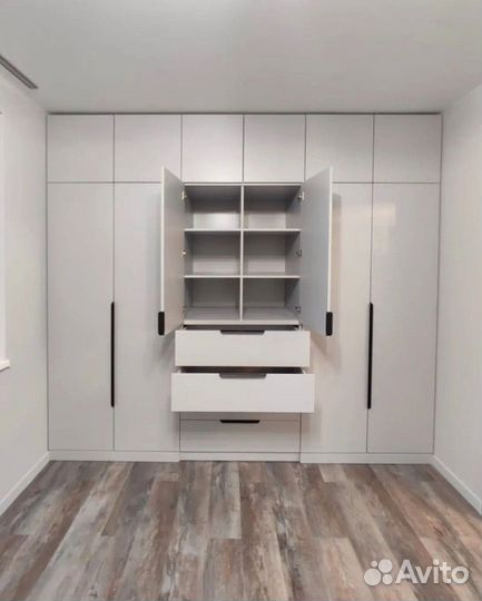 Распашной шкаф в спальню