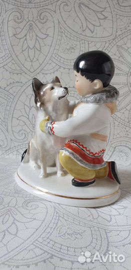 Фарфоровая статуэтка 'Мальчик-якут с собакой' (Дру