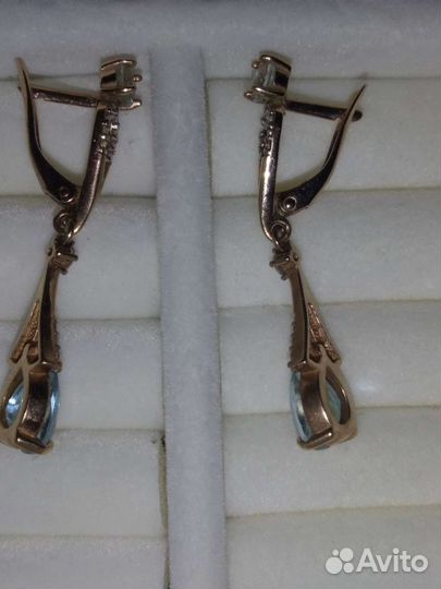 Золотые серьги с топазами