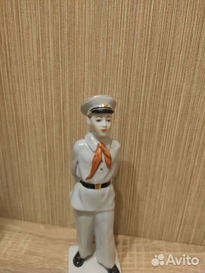 Статуэтка Мальчик с собакой