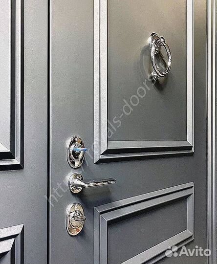 Уличная металлическая дверь с фрамугой и багетом