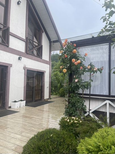 Коттедж 211 м² на участке 10 сот.