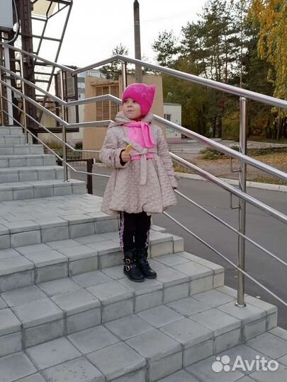 Пальто на девочку 4-5 лет