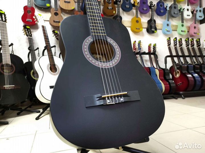 Гитара новая чёрная для обучения в муз школу