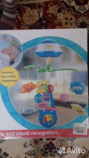 Мобил в кроватку есть мелодии и светит разными цве