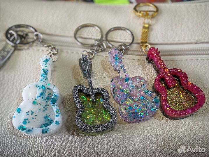 Брелки из эпоксидной смолы. Музыкальная тема