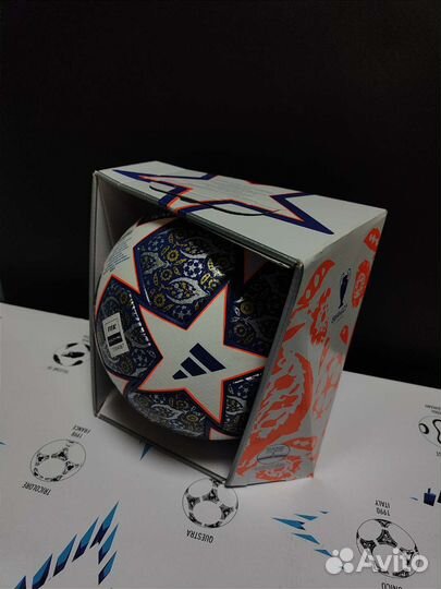 Футбольный мяч adidas finale pro