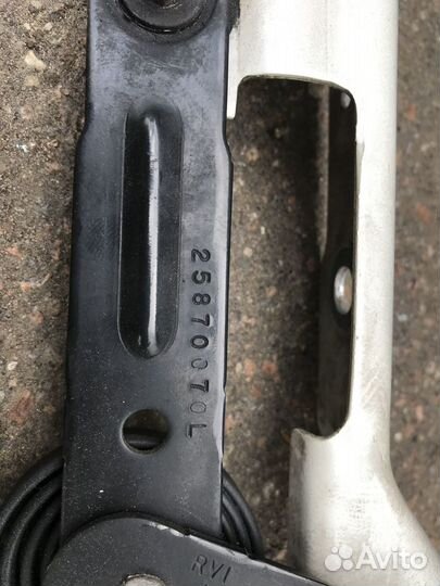 Петля капота левая Cadillac Escalade III 06-14