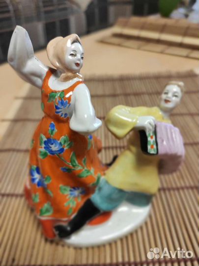 Фарфоровая статуэтка Кадриль Дулево