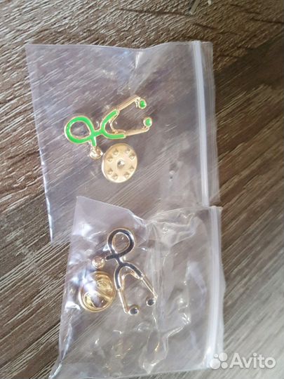 Брошка врач