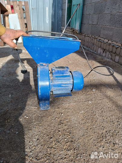 Мельница рушилка для зерна