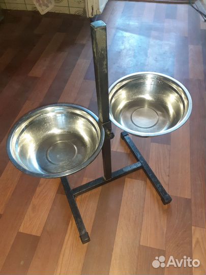 Стойка с мисками для собаки