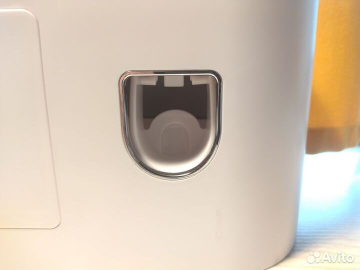 Диспенсер для зубной пасты с магнитными стаканами