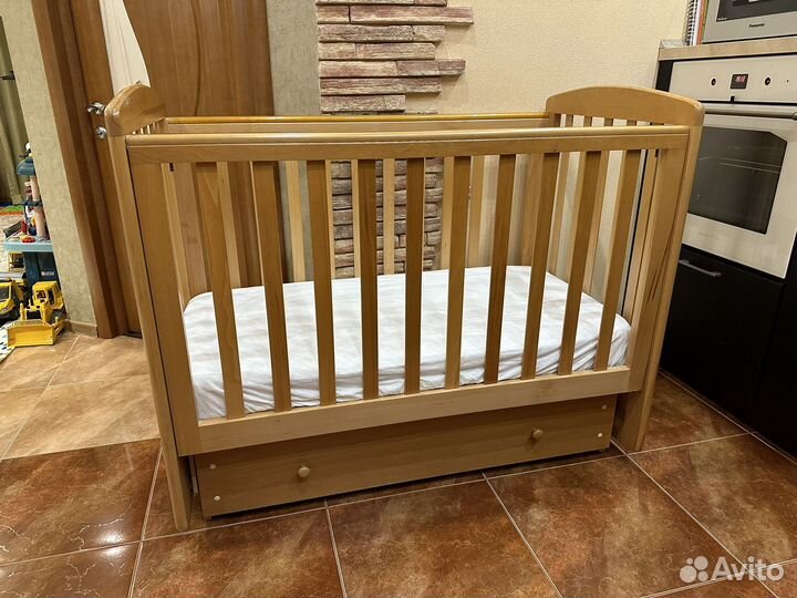 Детская кроватка с поперечным маятником