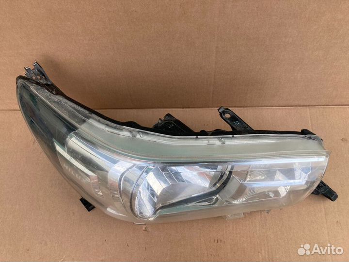 Фара правая Toyota Hilux 2015+ галоген